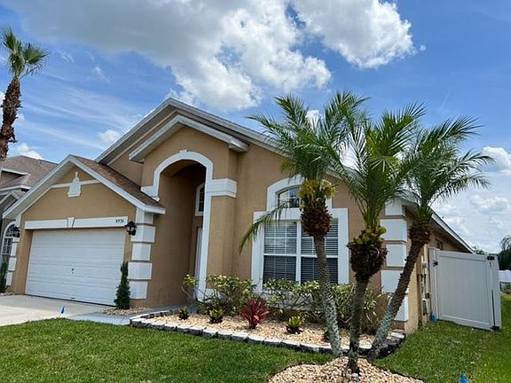 Right side view of the house - Fenced (vinyl)