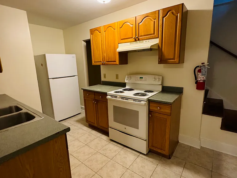 325 E Allen St #G — Photo 8