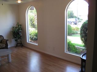 976 E Sequoia Dr, Dinuba, CA 93618