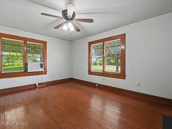 2nd image of 388 W Oak St