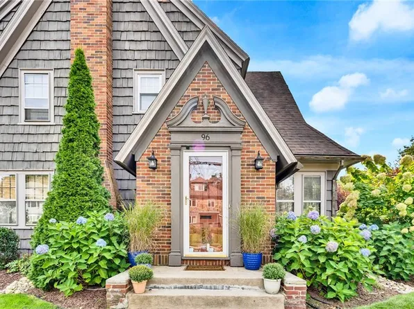 96 Bluff Ave, Cranston, RI 02905