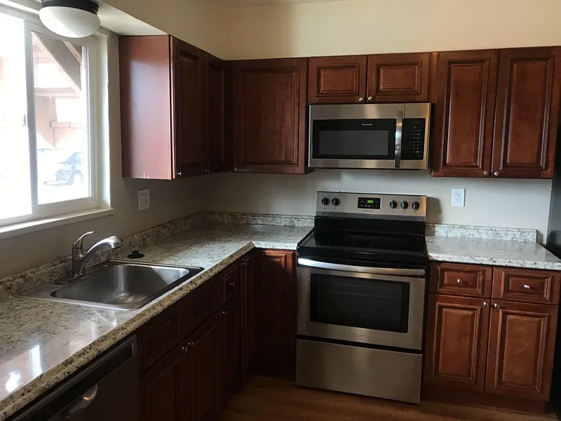 2 bed, 1.0 bath, 796 sqft, $1,039 — Photo 2