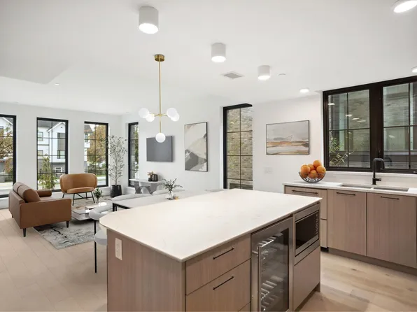 157 King Edward Ave W #101, Vancouver, BC V5Y 2H8