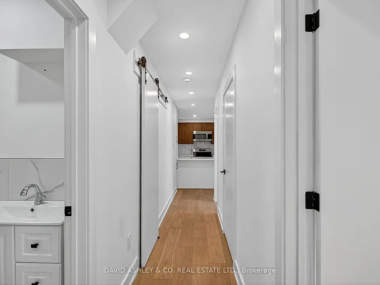 612 W Tweedsmuir Ave #MAIN — Photo 24