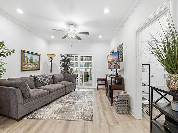 3rd image of 116 Kingsbury Loop #C