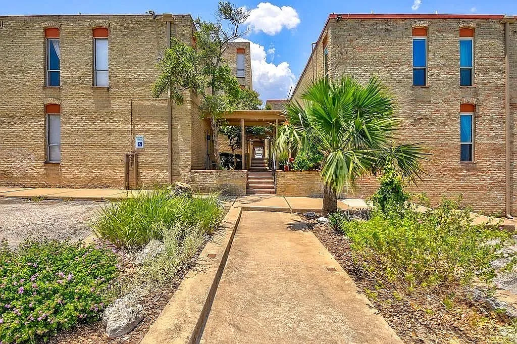 2 bed, 2.0 bath, 912 sqft, $1,595 — Photo 3