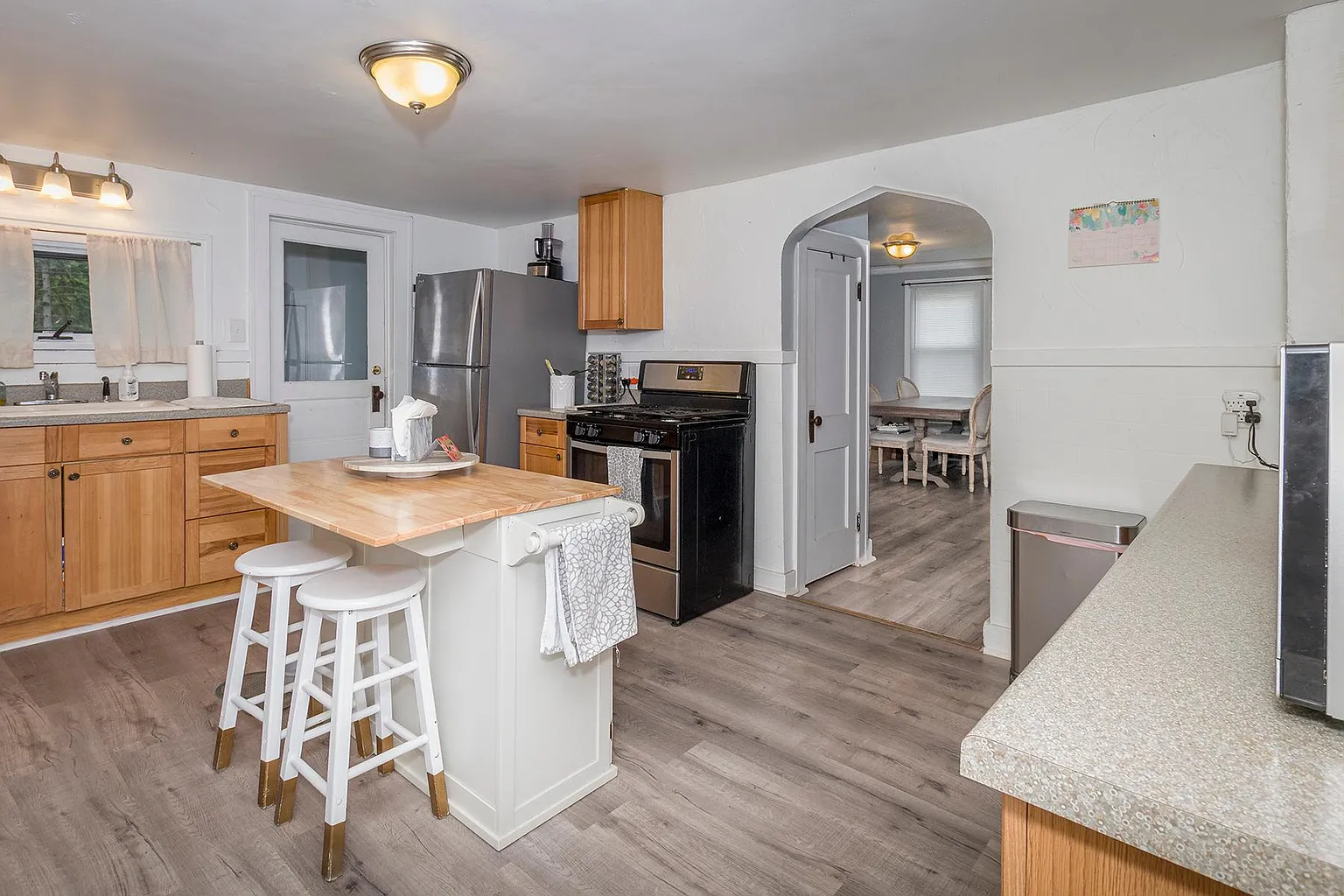306 W John St photo 1