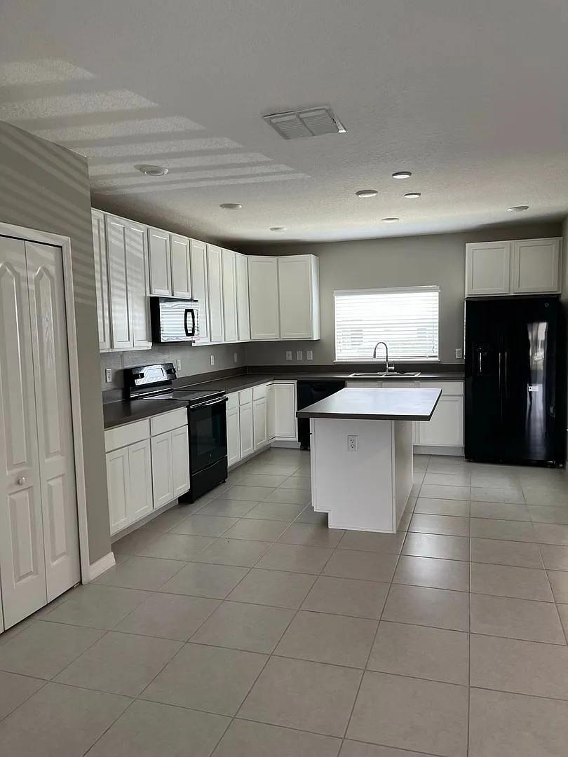 3 bed, 2.5 bath, 1980 sqft, $1,850 — Photo 4