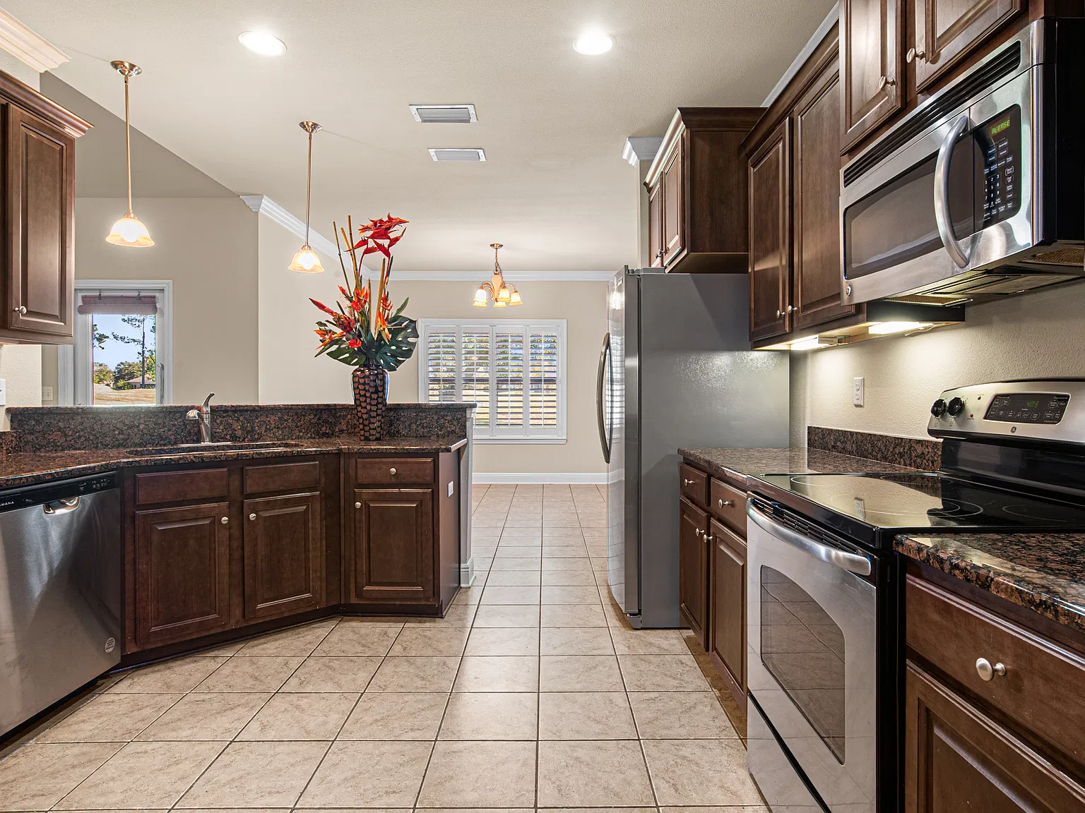 4 bed, 2.5 bath, 2354 sqft, $2,500 — Photo 3