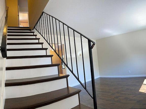 5th image of 1131 Oakmont Dr APT 1