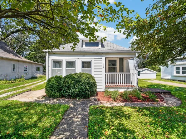 713 Pleasant View Dr, Des Moines, IA 50315
