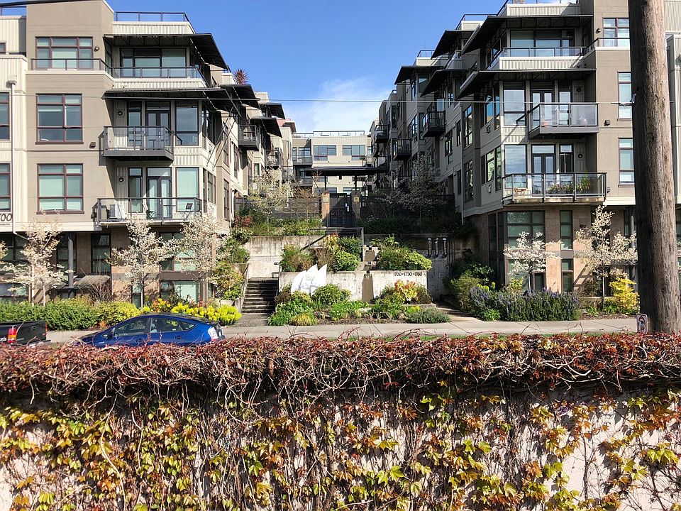 Regata Condominiums