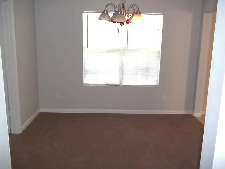 610 Waynes Ct SE — Photo 4