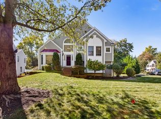 17 Elm St, Hopewell, NJ 08525