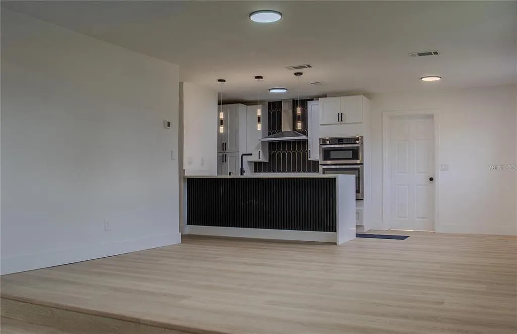 3 bed, 2.0 bath, 1121 sqft, $2,500 — Photo 4