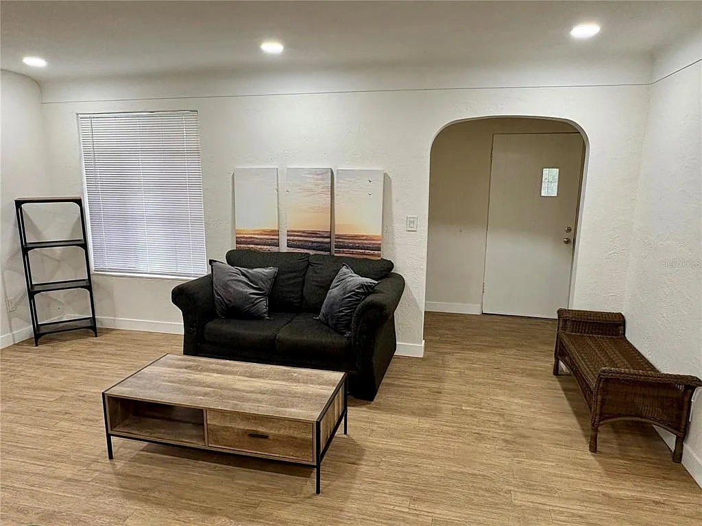 4 bed, 2.0 bath, 1201 sqft, $2,500 — Photo 4