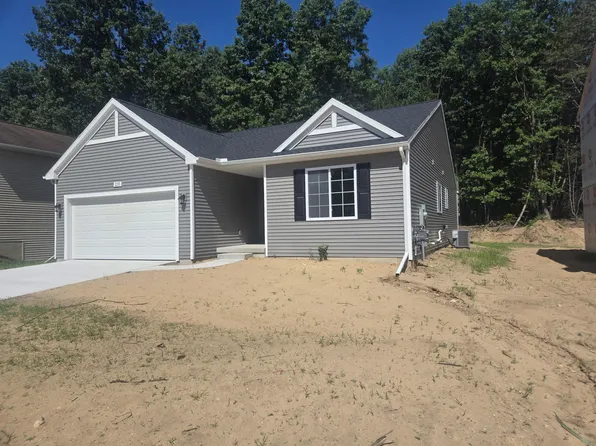 1205 Cedarwood St, Greenville, MI 48838