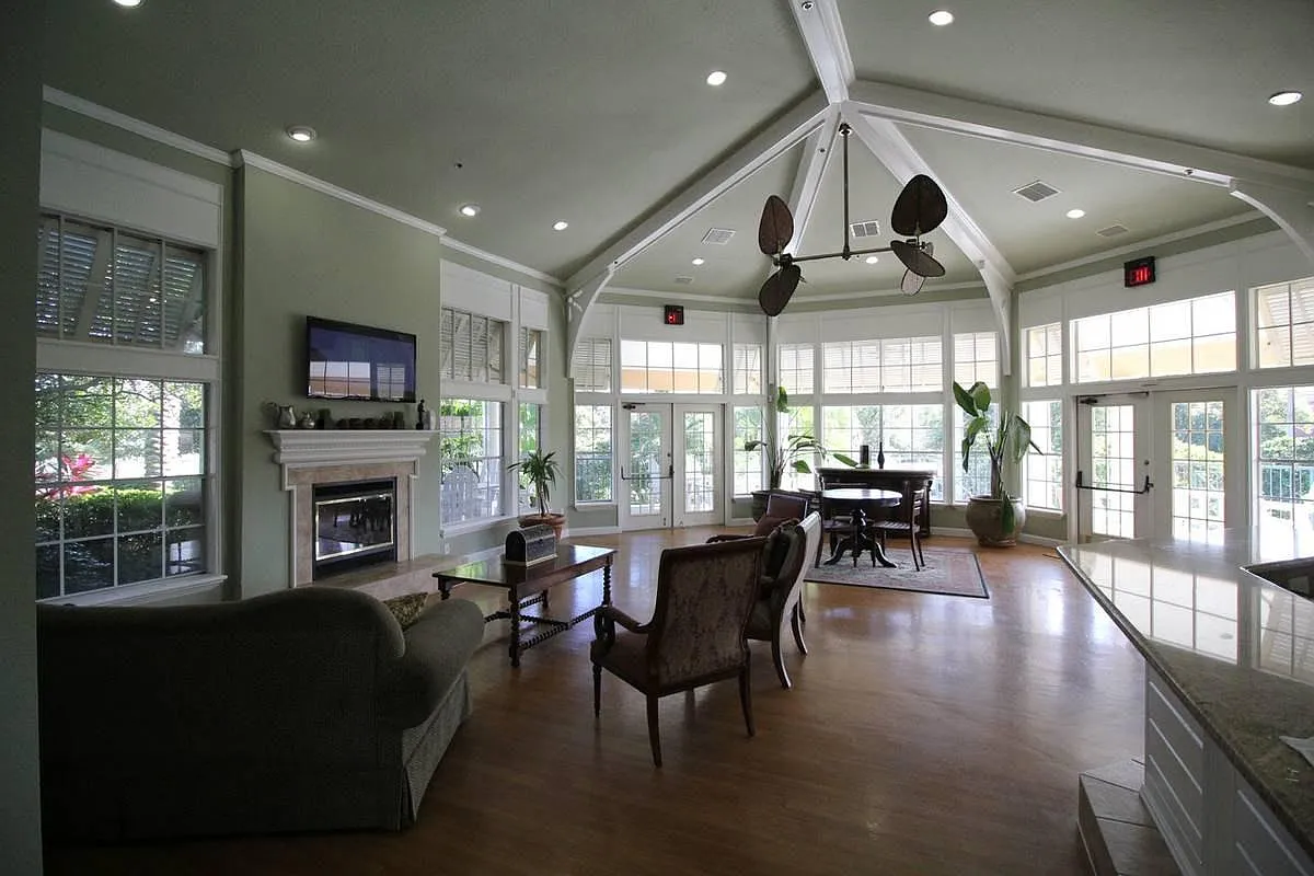 1 bed, 842 sqft, $1,400 — Photo 2