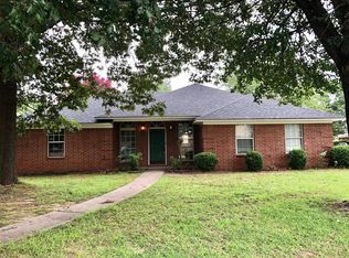 2 Jeffrey Cir, Wake Village, TX 75501