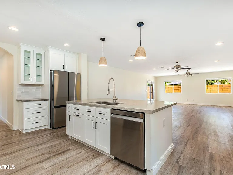 5002 E Mitchell Dr — Photo 8