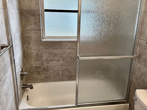 4th image of 1105 Marine St