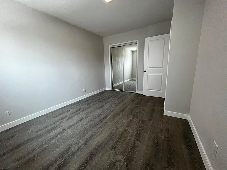 429 W Elk Ave #B — Photo 13