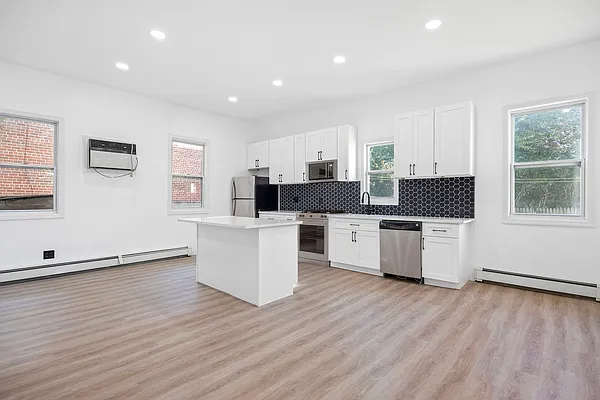Sold by RE MAX Team | media 11