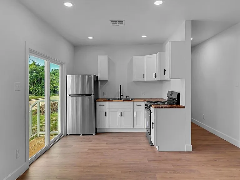 2400 Reuter Ave — Photo 6