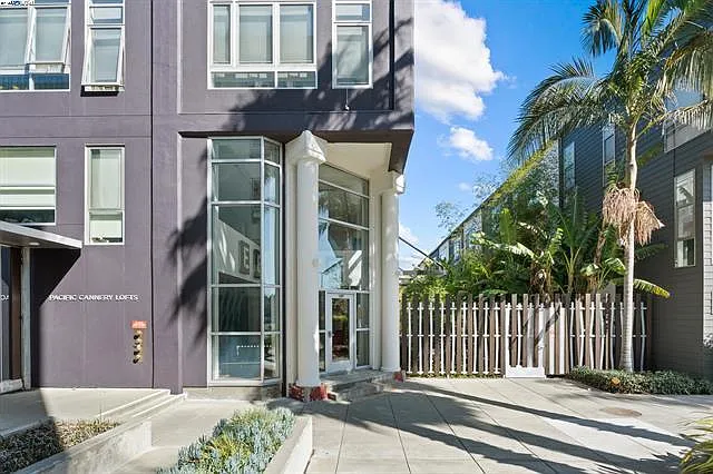 1239 Pine St — Photo 1