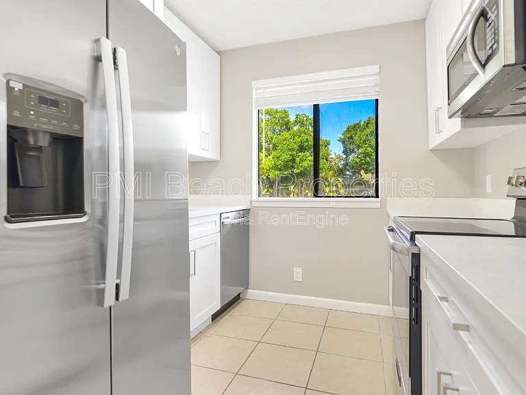 400 Nottingham Cir #D — Photo 3