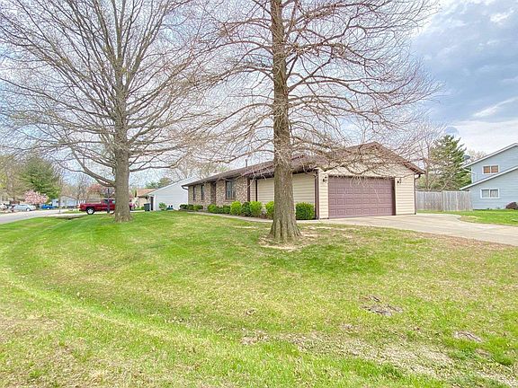 3rd image of 836 Foxwood Dr