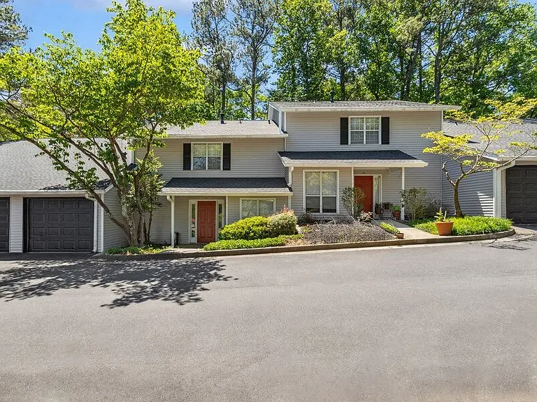2311 Dunwoody Xing — Photo 37