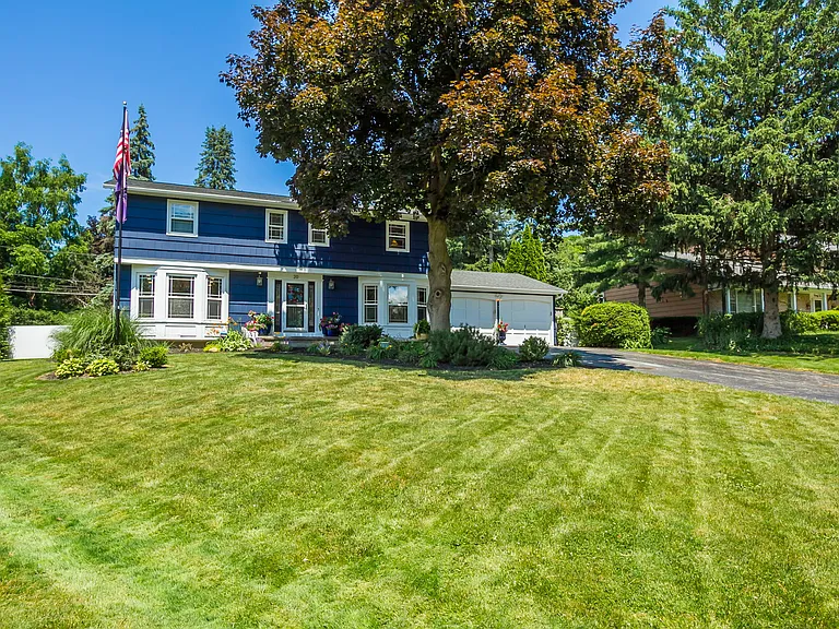 20 Rensselaer Dr — Photo 2