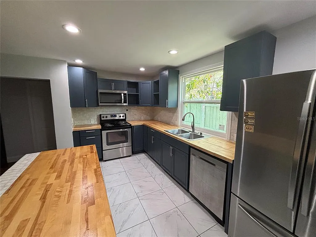 3 bed, 2.0 bath, 1335 sqft, $2,700 — Photo 2