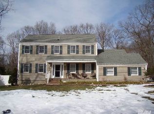 5 Parlar Ct, Miller Place, NY 11764