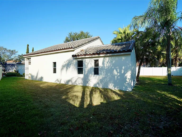 658 Stanton Dr — Photo 6