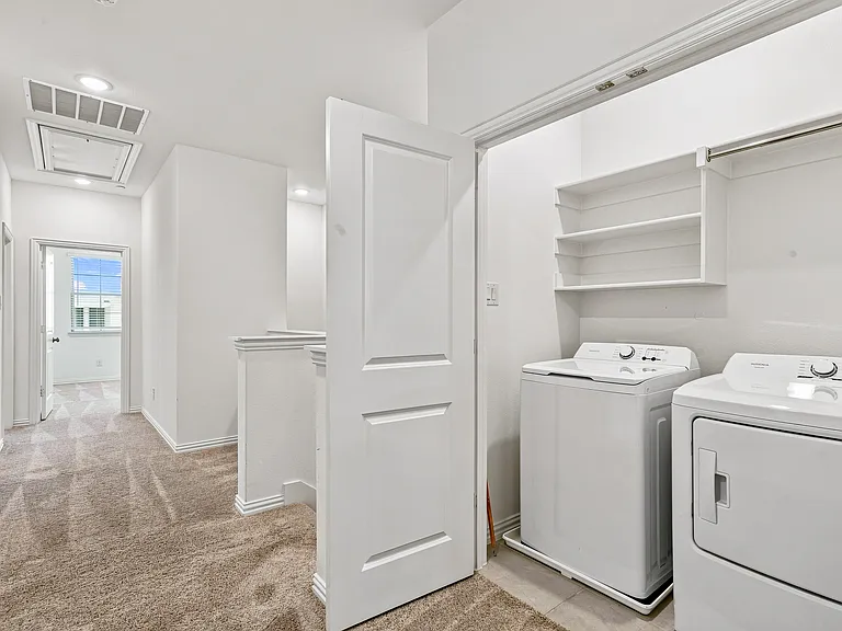 537 Parkside Dr — Photo 16