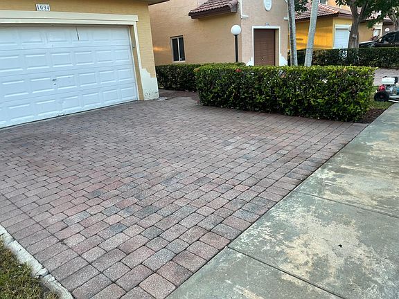 4th image of 1094 NE 41st Ave