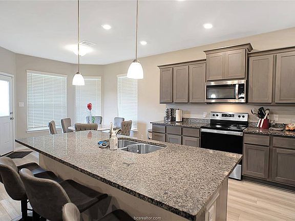 5th image of 2037 Rock Ridge Ave