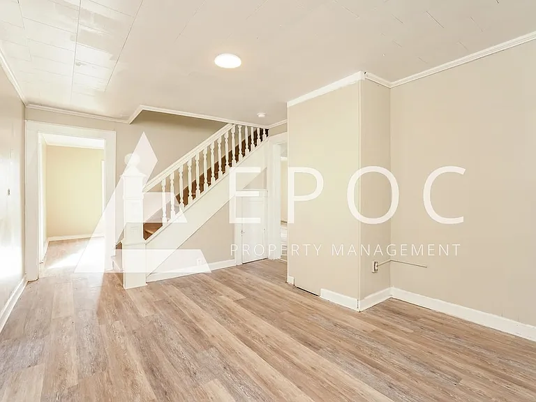 1136 W Green St — Photo 5