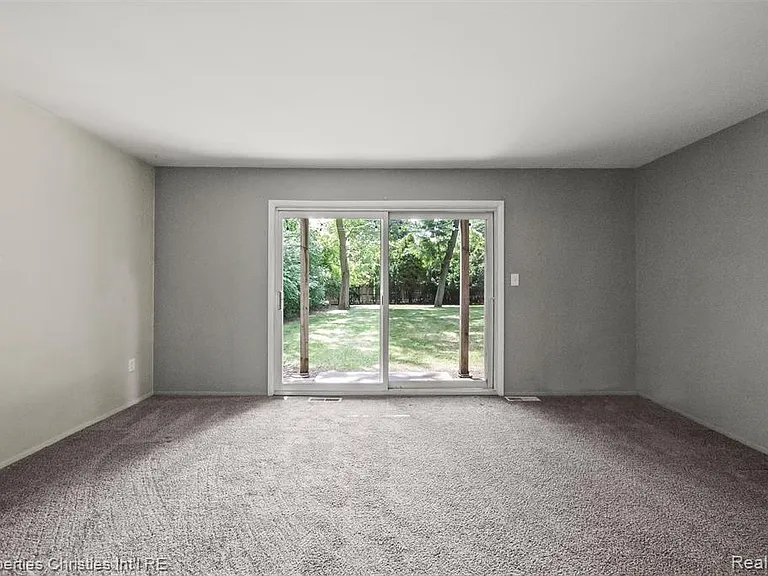 215 Woodsboro Dr — Photo 5