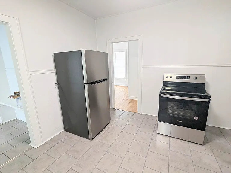 2224 Magnolia St — Photo 3