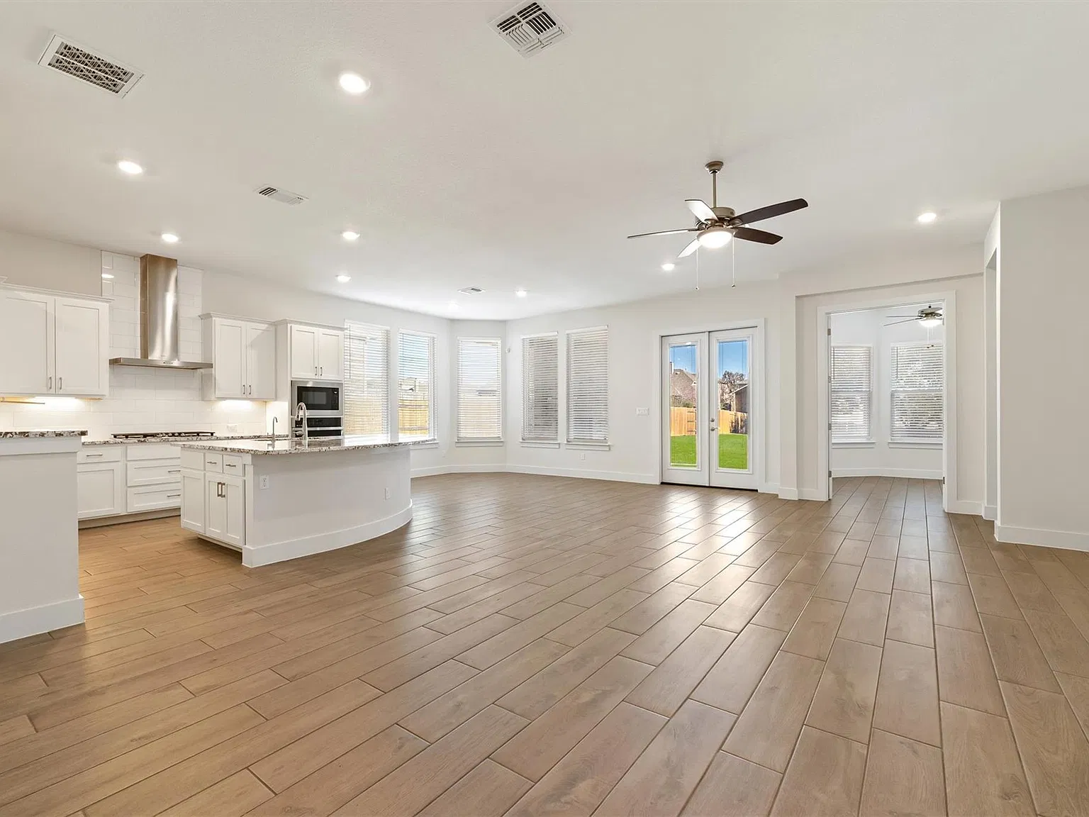 5 bed, 3.0 bath, 3085 sqft, $4,500 — Photo 4