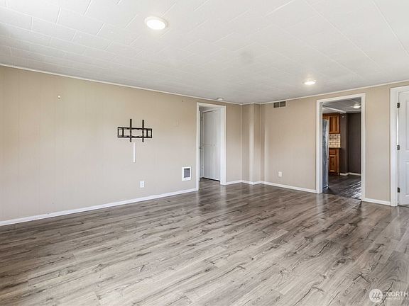 4th image of 3007 Columbia Heights Road