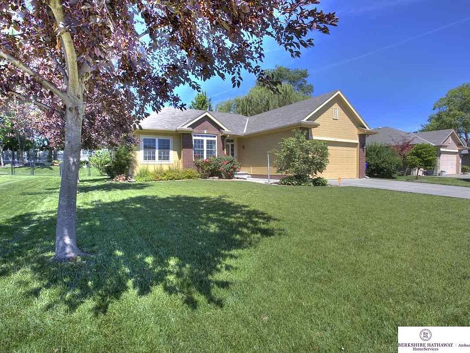 1st image of 610 Castle Pine Dr