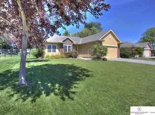 610 Castle Pine Dr, Papillion, NE 68133