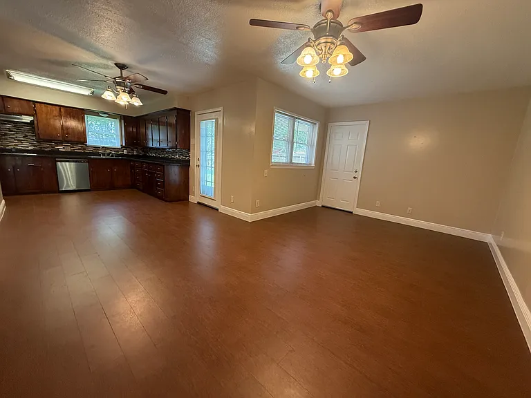 1502 Parkside Dr — Photo 6
