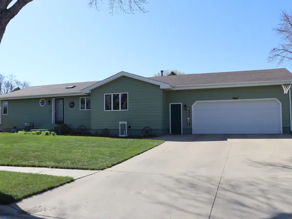 1966 Maple Dr, Huron, SD 57350