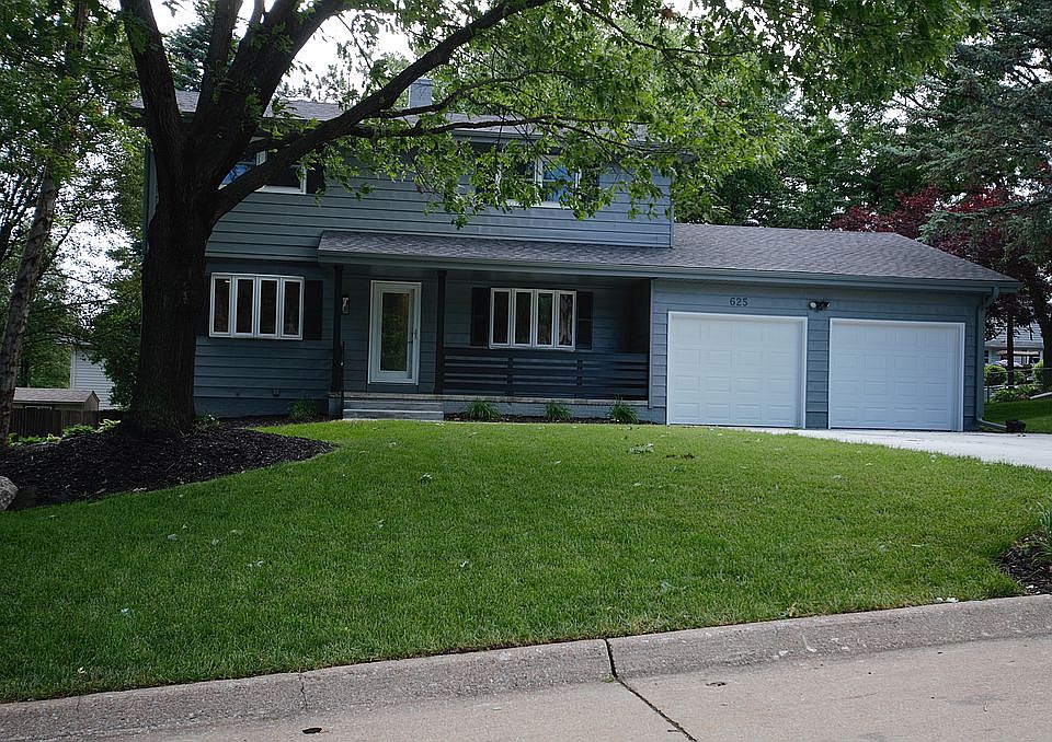 New roof, gutters, cement, garagedoors