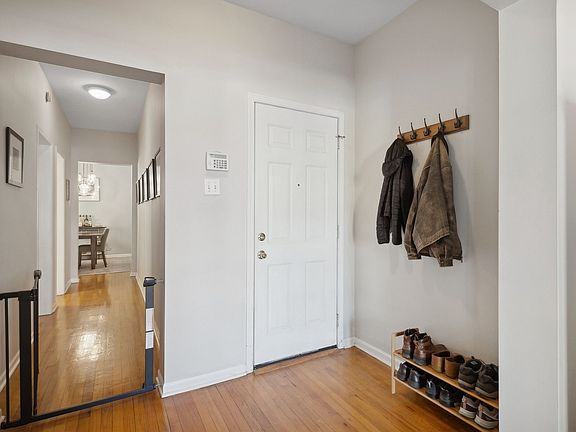 4th image of 839 W Belle Plaine Ave #2